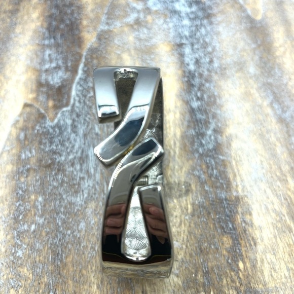 Bracelet Contemporary Style Big Bold hinged Clapper-style silver plated cuff - Picture 2 of 9